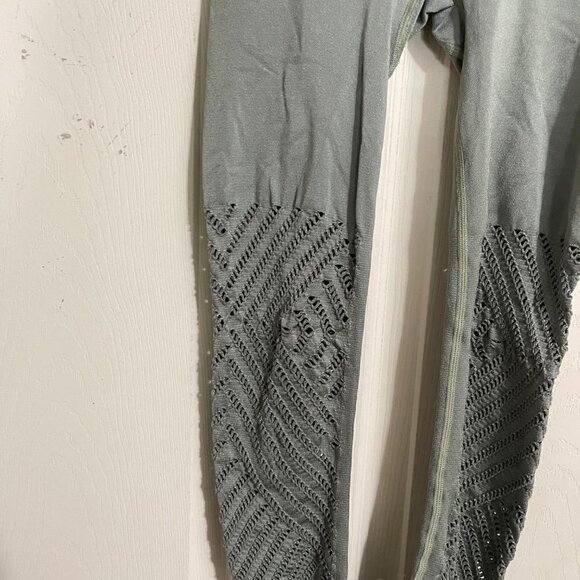 Victoria's Secret Womens Army Green Perforated Seamless Mid Rise Leggings XS - Picture 4 of 7